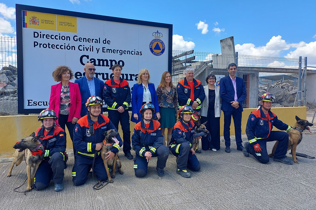 Firma del protocolo y exhibición de rescate con perros en el campo de prácticas